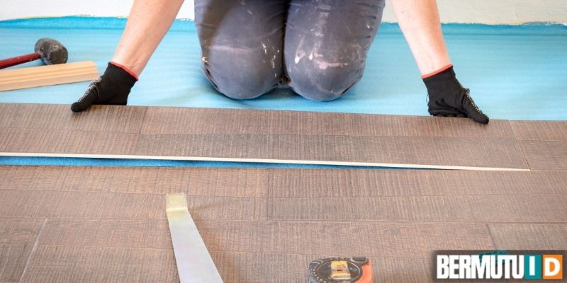 cara memasang lantai laminated - menyusun lembaran parket