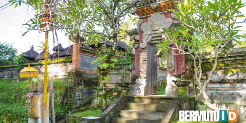 Menambahkan Gapura Khas Bali