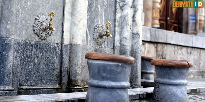 Berbagai Ide Desain Tempat Wudhu di Rumah yang Wajib Dicoba 5 Desain Tempat Wudhu Tanpa Sekat yang Diberi Dudukan