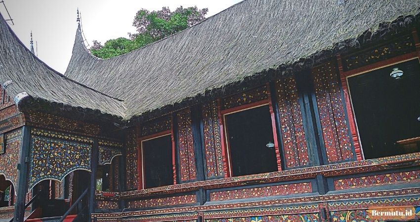 Filosopi Rumah Gadang yang Menarik Untuk Dibahas 6 Desain Dinding Didominasi Ornamen