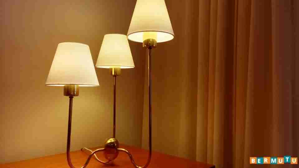 Lampu Meja Bergaya Retro