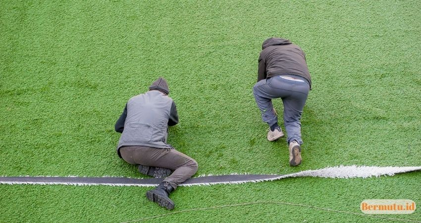 Ingin Gunakan Lantai Rumput Sintetis? Simak Kelebihan dan Kekurangannya 4 Proses Pemasangan rumput sintetis yang Mudah