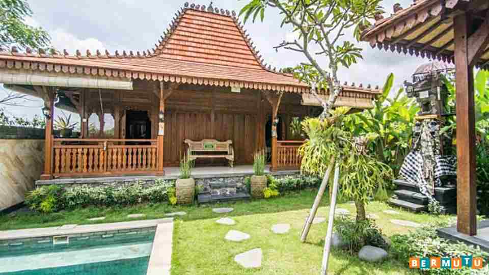 Rumah Joglo Dengan Taman Luas