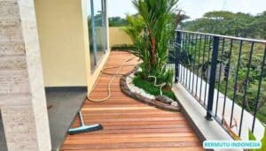 decking kayu ulin yang terpasang di balkon