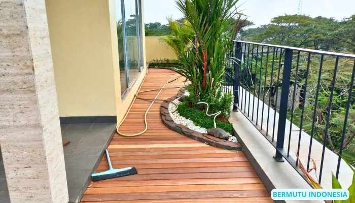 decking kayu ulin yang terpasang di balkon
