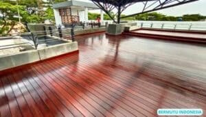 decking kayu ulin yang terpasang di rooftop