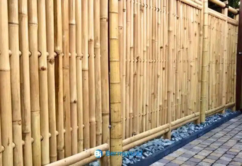 desain pagar bambu vertikal