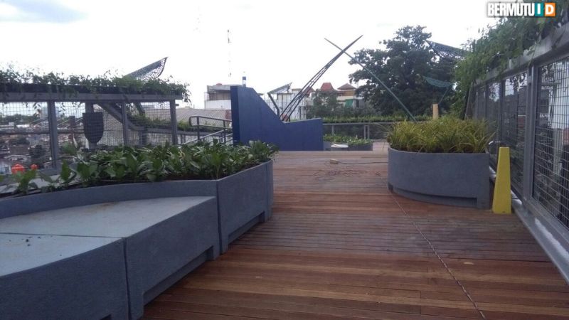 pemasangan decking kayu di skywalk cihampelas