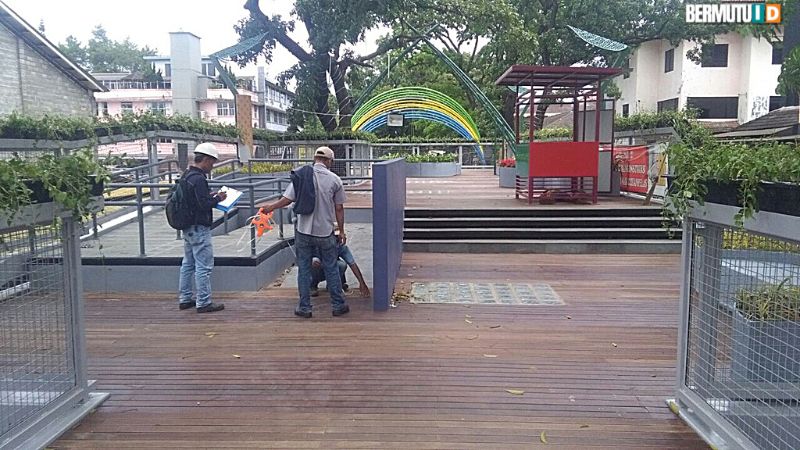 pemasangan decking kayu di skywalk cihampelas1