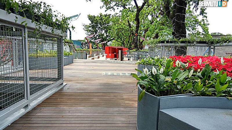 pemasangan decking kayu di skywalk cihampelas2