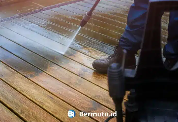 perbedaan decking WPC dan kayu