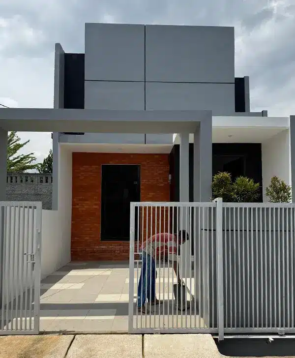 Fasad rumah minimalis dijual di Pilar Biru Bandung dengan pagar vertikal modern