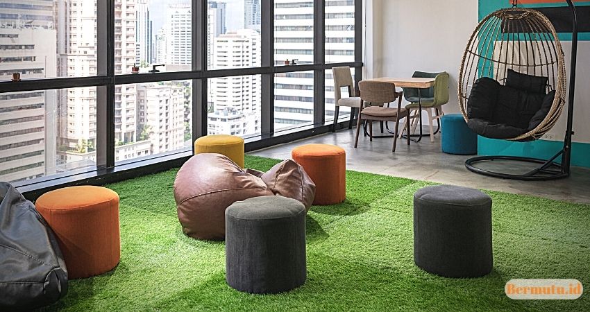 Ingin Gunakan Lantai Rumput Sintetis? Simak Kelebihan dan Kekurangannya 7 rumput sintetis Bisa Diaplikasikan di Ruang Indoor