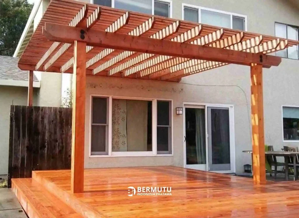 teras kayu dengan pergola kayu